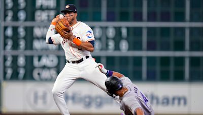 Astros shortstop Jeremy Peña misplays pop fly while taking part in an in-game TV interview