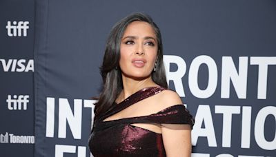 Salma Hayek se roba todas las miradas con vestido de lentejuelas en el estreno de 'Without Blood'