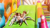 Gigantesco parque inflable de 300 metros abre sus puertas al público