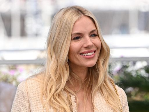 Sienna Miller, 42 ans, divine en combishort mini : elle dévoile ses gambettes de rêve