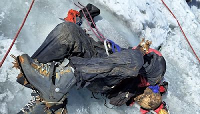 Hallan en cumbre más alta de Perú el cuerpo momificado de un estadounidense que murió hace 22 años