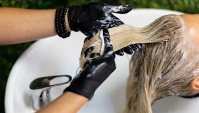 Una mujer casi se queda ciega después de teñirse el pelo con un tinte con aminas aromáticas