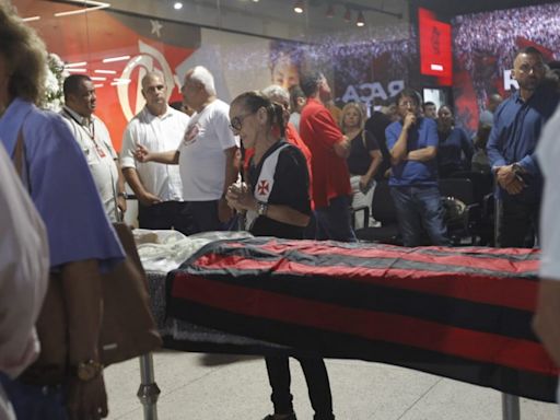 Torcedora do Vasco vai à sede do Flamengo se despedir de Apolinho: 'Nosso amigo' | Esporte | O Dia