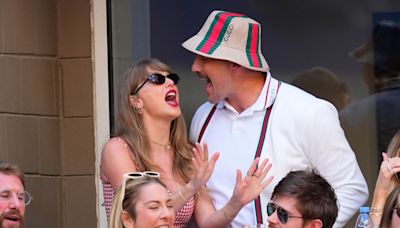 Taylor Swift causa furor bailando y cantando el clásico tema de Bad Bunny con Travis Kelce en el US Open de Nueva York