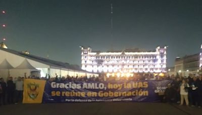 Protestan maestros y alumnos de la UAS en Palacio Nacional: “AMLO, ayúdenos a acabar con la corrupción”