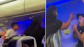 Un vuelo retrasado generó una pelea a gritos entre un pasajero y una madre con sus hijos