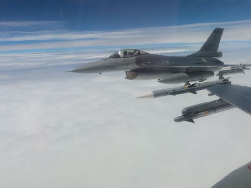 國軍F-16V掛AIM-120飛彈空中戰鬥巡邏護領空 P-3C緊盯共艦無所遁形