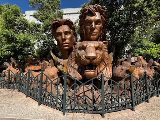 What will to happen to the Siegfried and Roy statue now that the Mirage is closed?