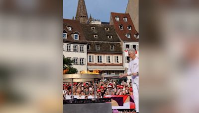 Arsène Wenger con la antorcha Olimpica en su natal Estrasburgo - MarcaTV