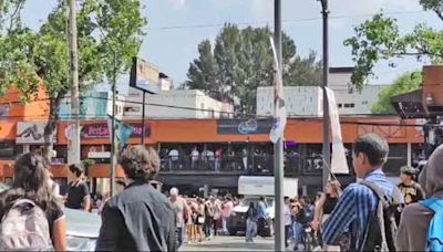 La Jornada: Entre excesos, jóvenes celebraron en Plaza Cuemanco Coapa el fin de clases