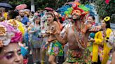 Comparsas callejeras de Sao Paulo desafían lluvias en el carnaval brasileño