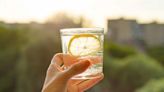 Boire du jus de citron à jeun permet-il de perdre du poids ? Une diététicienne répond