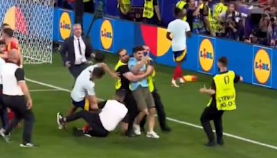 Un miembro de seguridad derriba a Morata en la celebración del pase a la final: el delantero dejó el campo con molestias