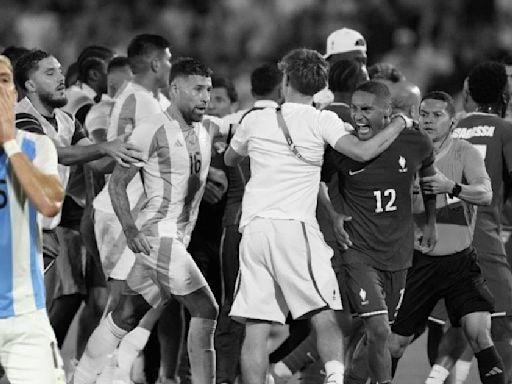 ¿Y el espíritu olímpico? Así fue la pelea campal en el Francia vs. Argentina en París 2024