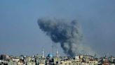 Israel bombardea Rafah pese a fallo de la CIJ, mientras protestas vuelven a Tel Aviv