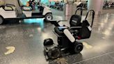 El Aeropuerto Internacional de Miami implementó sillas de ruedas autónomas para pasajeros con movilidad reducida