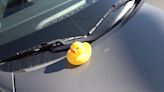 ¿Has encontrado ya un pato de goma sobre tu coche?