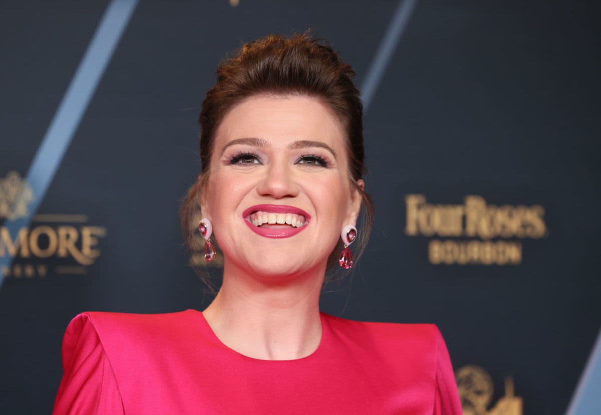 How Did Kelly Clarkson Lose Weight? Here's Everything You Need to Know About Her Journey