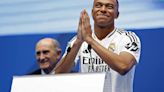 El número que eligió Kyllian Mbappé y el gesto que emula a Cristiano Ronaldo en su presentación como jugador del Real Madrid | + Deportes