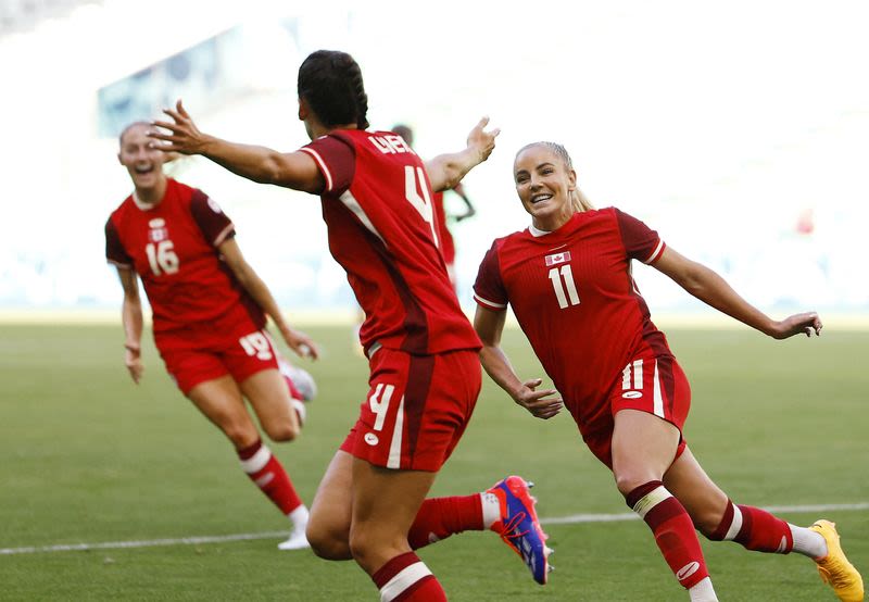 Olympics-Soccer-Canada edge New Zealand 2-1 amid Olympic spying scandal