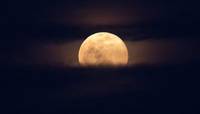 ¿Existe la Luna cuando no la miramos?