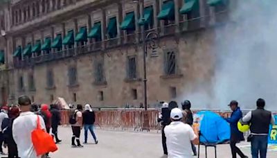 Estudiantes de Ayotzinapa lanzan explosivos contra Palacio Nacional por excarcelación de investigados