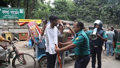 La India refuerza su frontera y repatría a miles de estudiantes por el caos en Bangladés