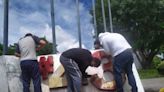 Dos hombres incendian el antimonumento a los 43 de Ayotzinapa en Chilpancingo; normalistas lo restauran