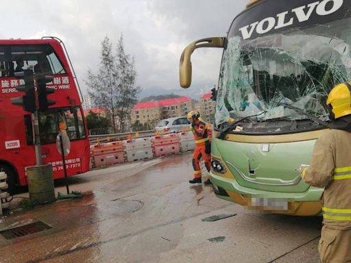 新清水灣道旅巴撼泥頭車車尾 司機一度被困 1女乘客受傷送院