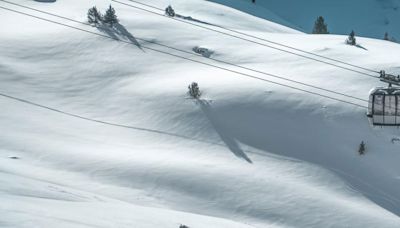 Cierra la temporada pero la nieve sigue cayendo en los Pirineos
