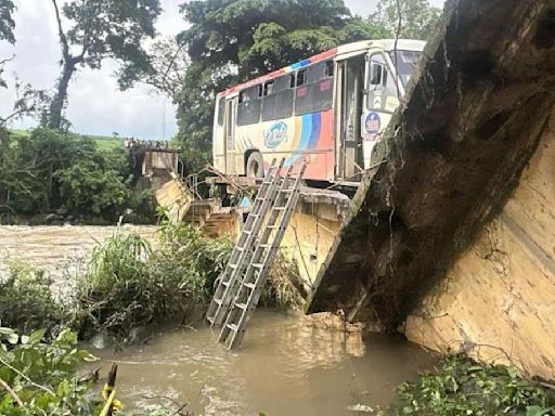 Colapsa puente con autobús de pasajeros en Veracruz