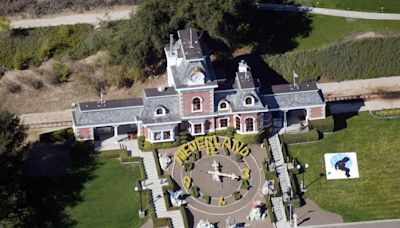 Neverland: incêndio florestal ameaça rancho de luxo de Michael Jackson