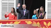 El rey sale a saludar: Felipe VI atrae a los turistas de Madrid en el décimo aniversario de su coronación