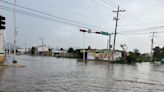 Lluvia deja lagunas sobre el bulevar José Rosas Aispuro en Lerdo