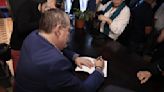 Presidente Arévalo participa en la presentación del libro “Rebeliones sin masas”