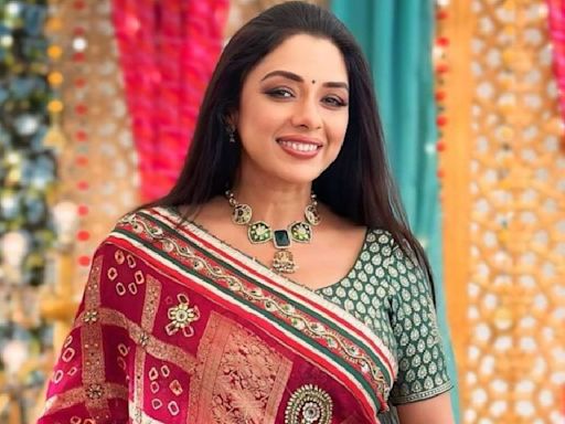 Rupali Ganguly shows her love for saree in latest glimpse from Anupamaa set; Co-actor Aashish Mehrotraa reacts