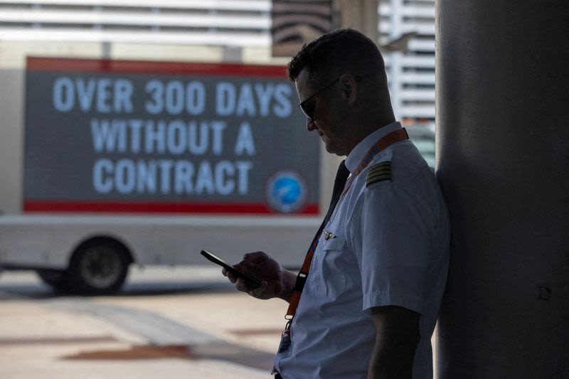 Air Canada strikes last-minute deal with pilots' union, averting strike