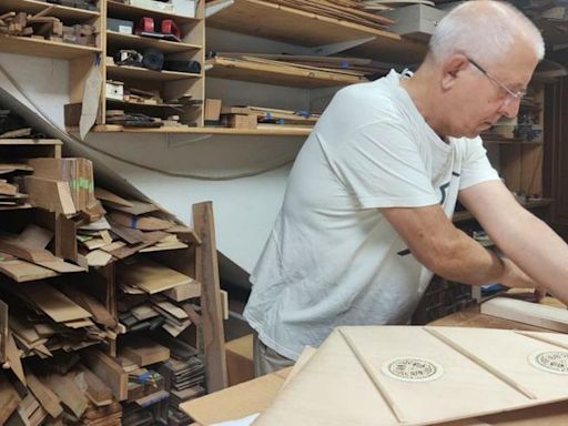 Carlos González reproduce una rota, un instrumento musical medieval en desuso