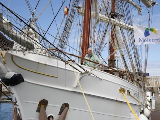 Así es el Aphrodite, el velero de lujo atracado en Gijón (en imágenes)