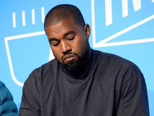 Kanye West é acusado de discriminação racial por ex-funcionário