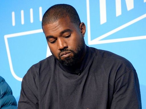 Kanye West é processado após supostamente chamar funcionários de 'novos escravos'