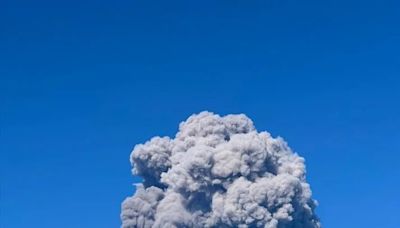 影/暑假赴日注意！九州櫻島「爆炸式噴發」 煙柱直竄4400米高空