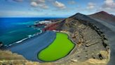 El increíble lago verde dentro del cráter de un volcán