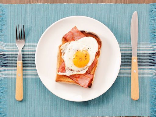 Here's Why You Should Never Use Oil Alone When Frying Eggs