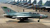 (影)印度空軍MiG-21墜毀民宅 飛行員彈射逃生、地面3死