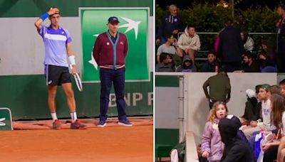 La actitud de un jugador que generó controversia en Roland Garros: le tiró un pelotazo a una fanática y su rival pidió que sea descalificado