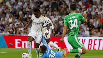 El Bernabéu despide a Kroos como una leyenda y el once de Wembley no pasa del empate