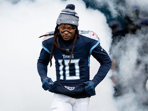 Titans’ DeAndre Hopkins accompanies Morgan Wallen to stage at concert