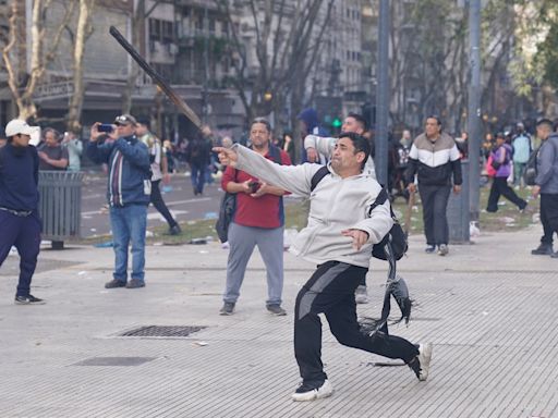 Marcha contra el veto a las jubilaciones: hubo incidentes, pero el protocolo de seguridad volvió a funcionar para frenar la movilización