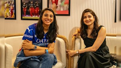 Anushka Sharma And Smriti Mandhana's Pic Breaks The Internet. Like Literally